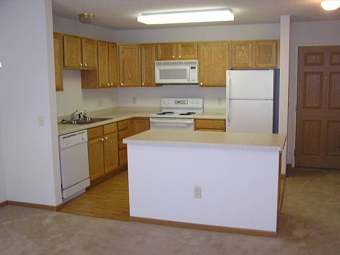 Gourmet kitchen w/center