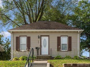 908 W 1st St, Cedar Falls, IA 50613