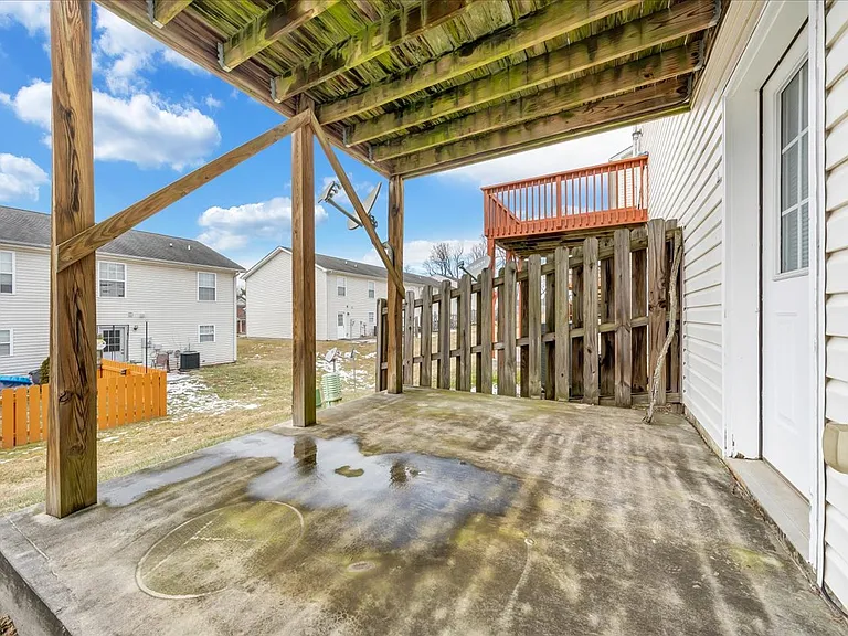 70 Charleston Ln — Photo 23