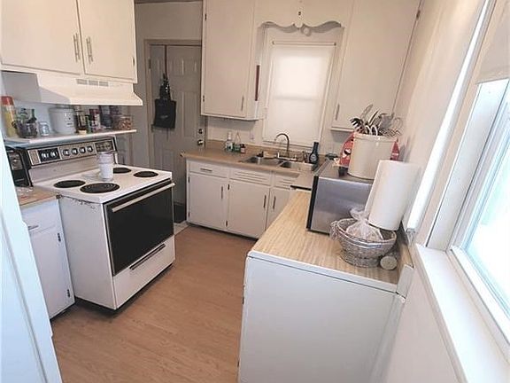 2nd image of 627 Green St
