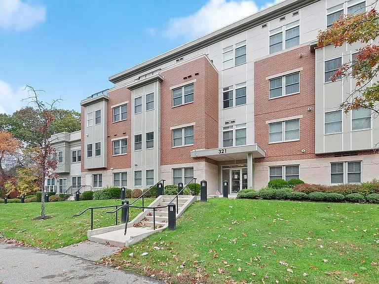 321 Hammond Pond Pkwy #106 — Photo 3