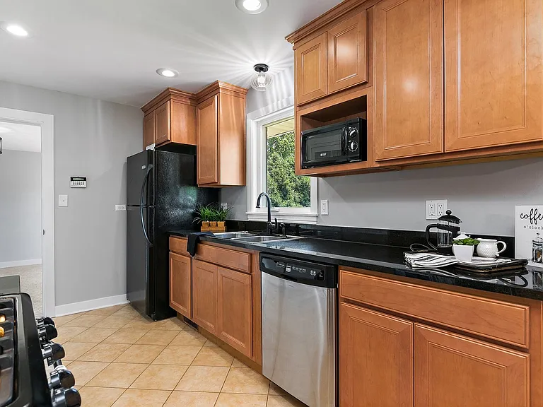 1037 N Harrison St — Photo 8
