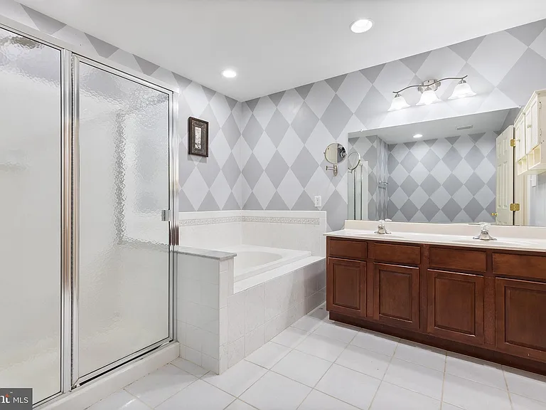 271 Yorktown Ct — Photo 24