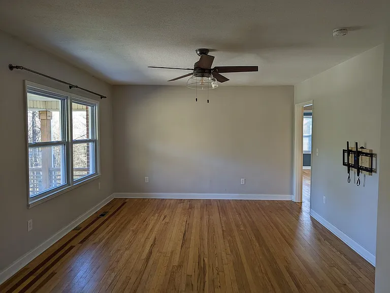 172 Lynda Cir — Photo 8