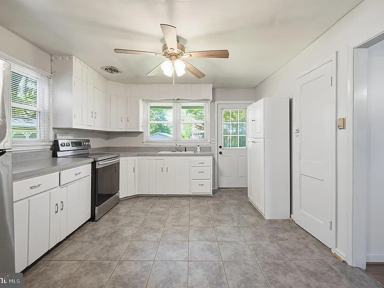 44 S Woodlawn Ave — Photo 10
