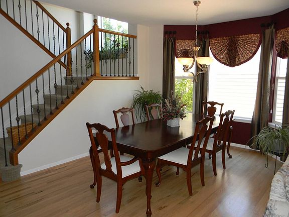 Large Formal Dining Room w/ Bay Window