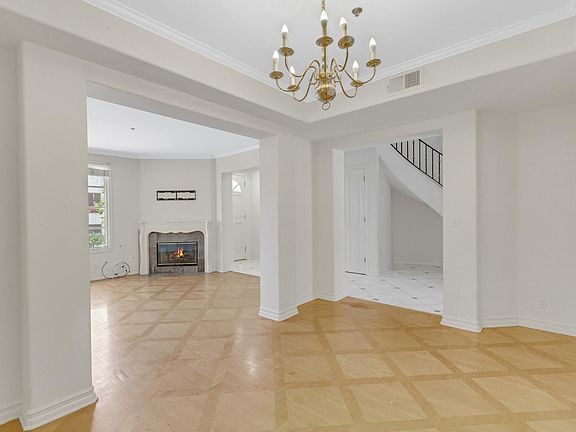 4th image of 309 N Almont Dr