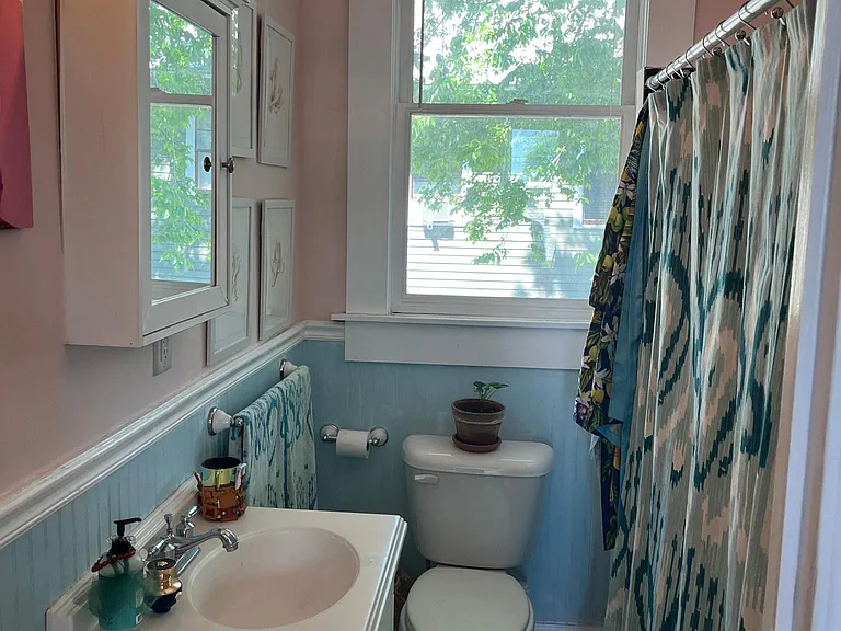 326 E 40th St — Photo 10