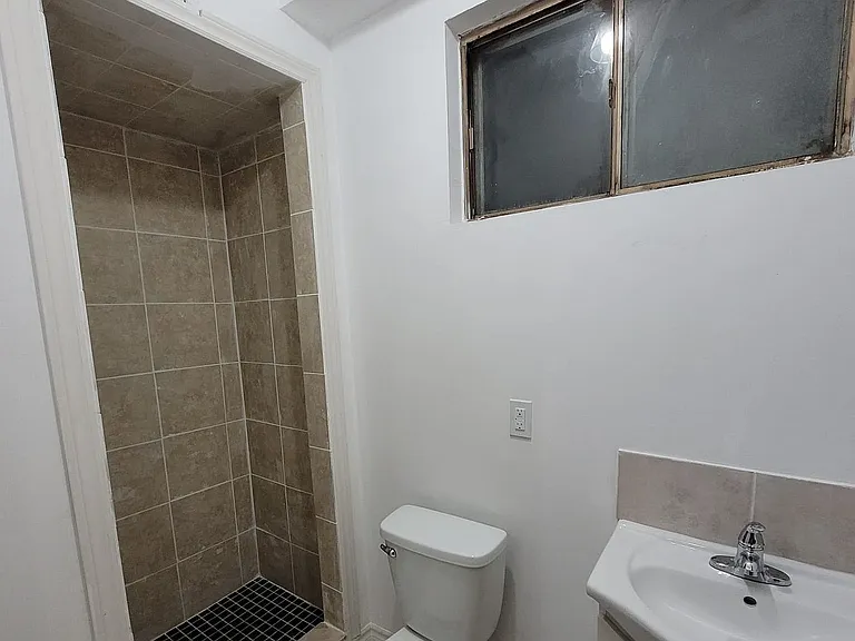 555 Ritson Rd S #B — Photo 7