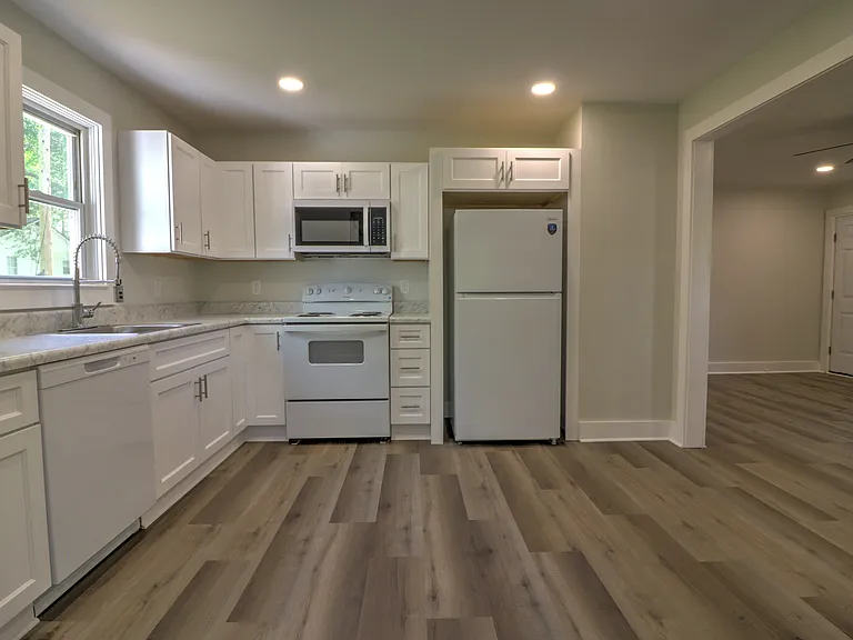 403 S Hampton St — Photo 3