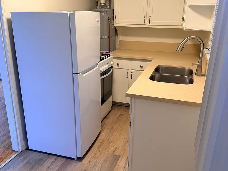 Sunset Park Apartments — Photo 23