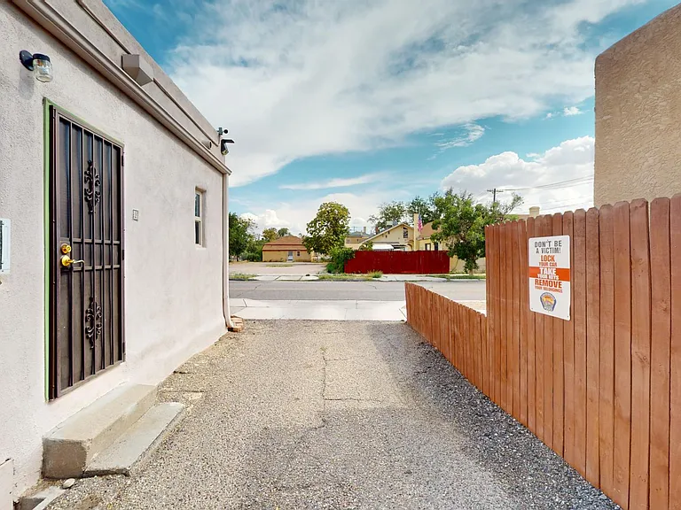 Lovely, Large, & Bright 1 Bed in Beautiful Downtown Courtyard Complex — Photo 44