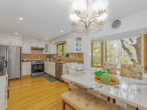 3rd image of 881 Pleasant St