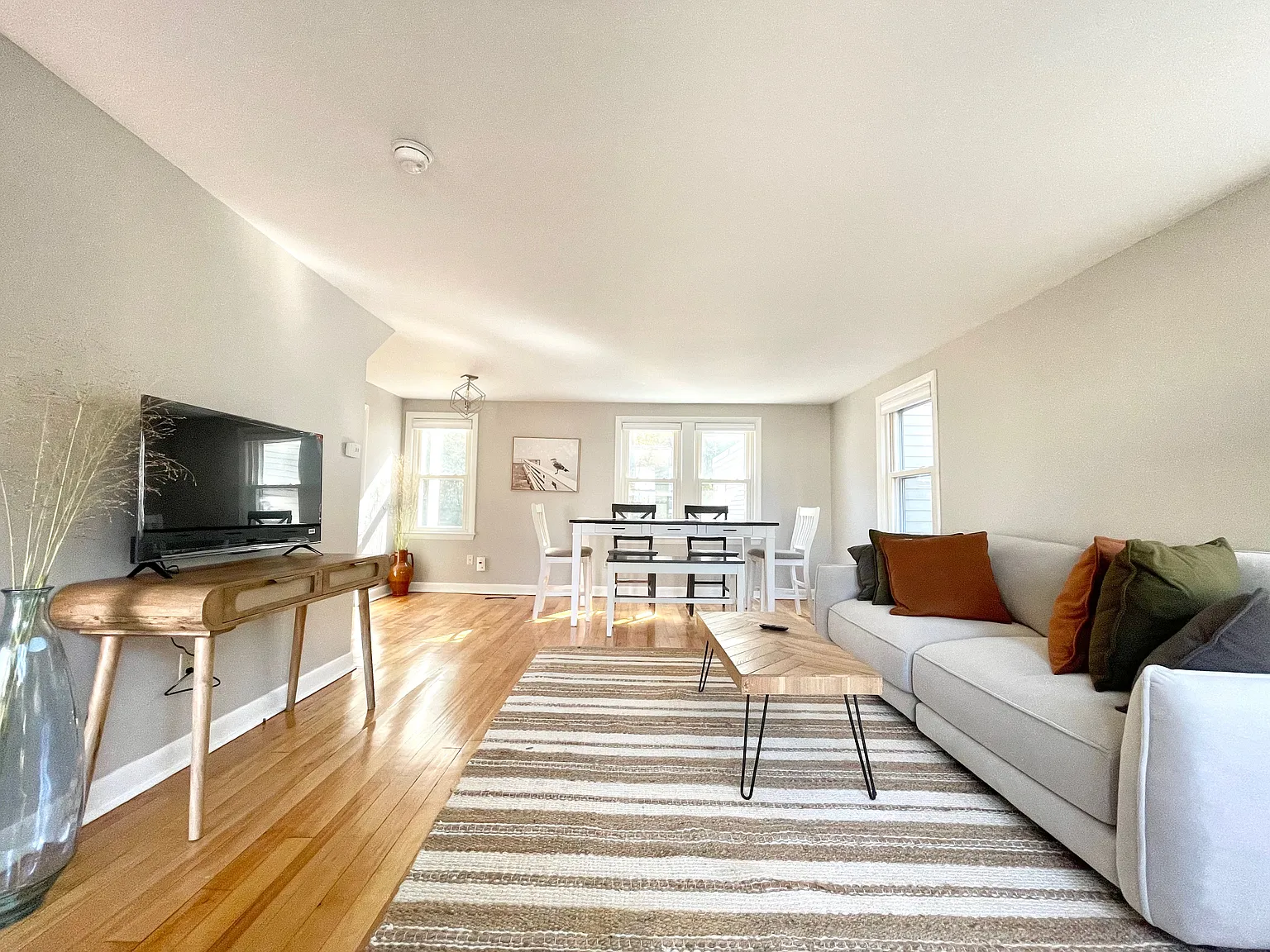 3 bed, 1.5 bath, 1316 sqft, $2,800 — Photo 2