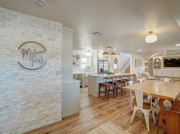 58 E Lake Dr, Medicine Park, OK 73557
