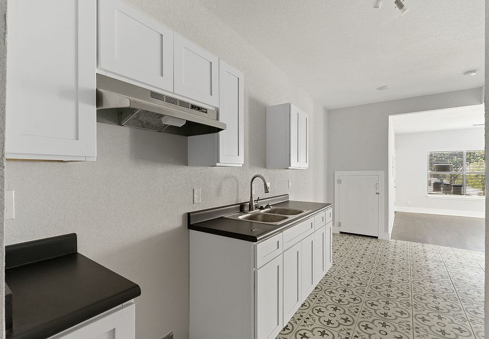 1st image of 1026 W French Pl APT 1