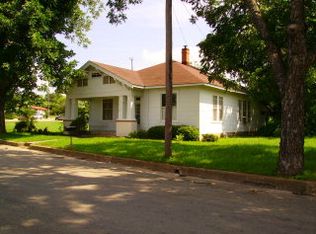 111 E Walch Ave, Fredericksburg, TX 78624