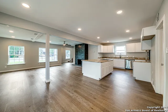 811 W Kings Hwy — Photo 18