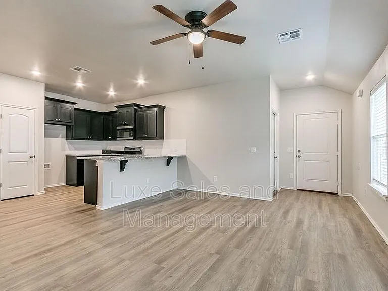 8003 NW 105th Ter — Photo 5