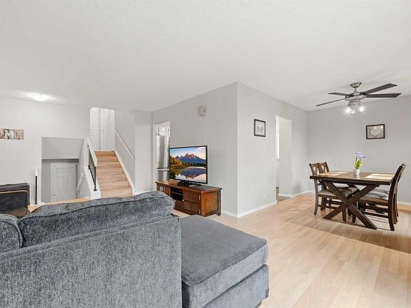 4th image of 32 W Beddington Rise NE
