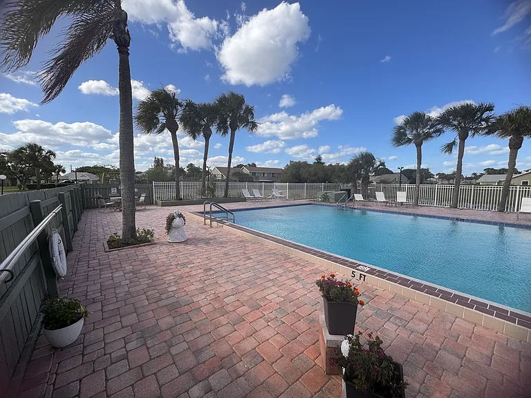 1432 SE Colchester Cir — Photo 11