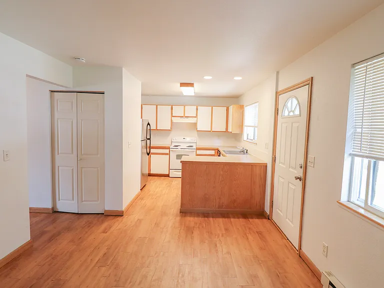 223 W Myrtle St #B — Photo 7