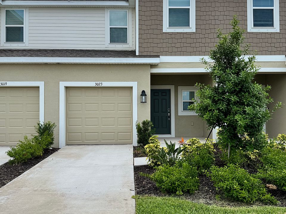 Entrance to condo with a driveway and one car garage