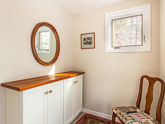 3rd image of 1621 N Pioneer Rd