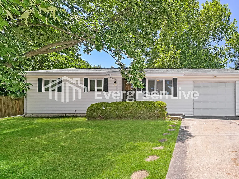 930 Lexington Park — Photo 1