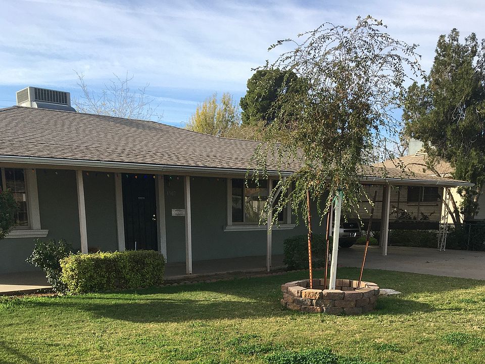 View of front yard and front of house