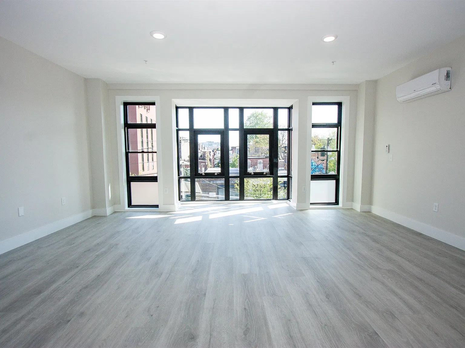 1 bed, 1.0 bath, 1039 sqft, $4,100 — Photo 2