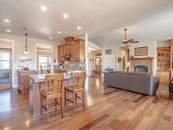 4th image of 705-135 Kenneth Ln