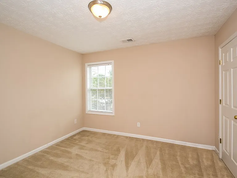 1000 Maple Leaf Dr — Photo 12