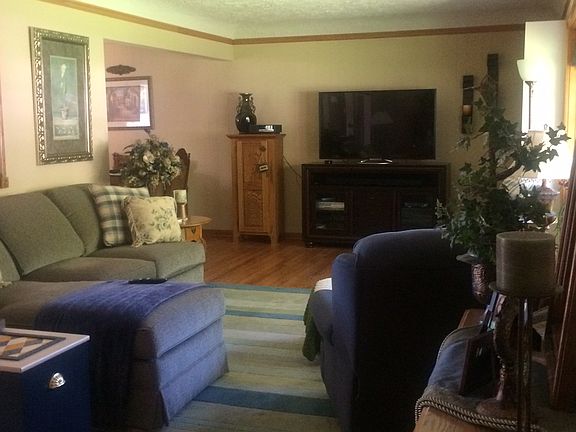 Spacious living room 