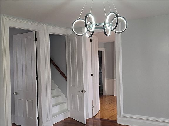 4th image of 41 Maple St