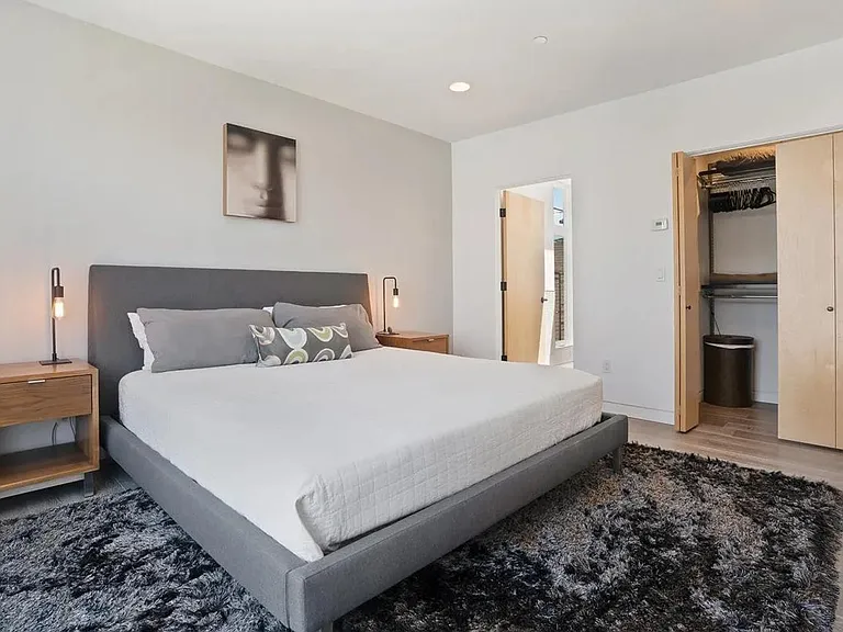 3235 Louise St — Photo 27