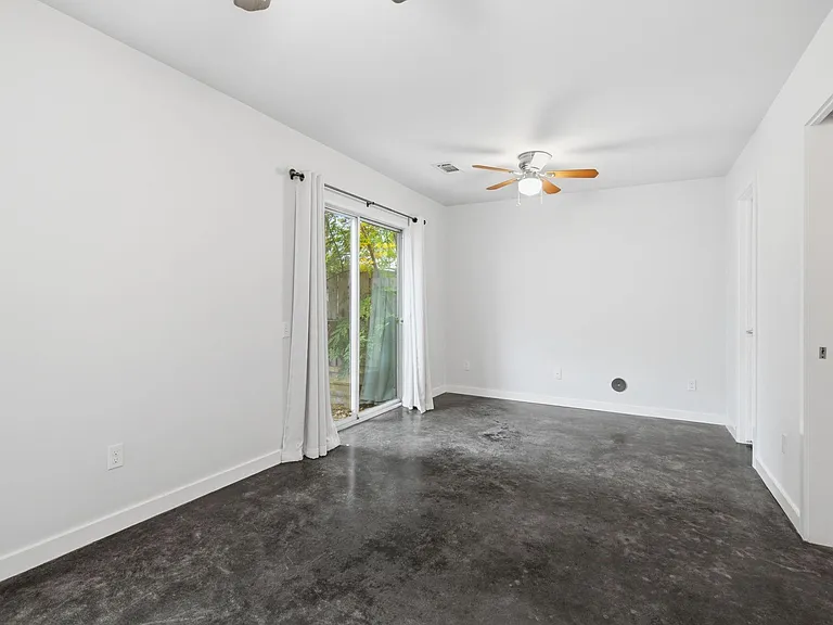 2934 Commerce St — Photo 30