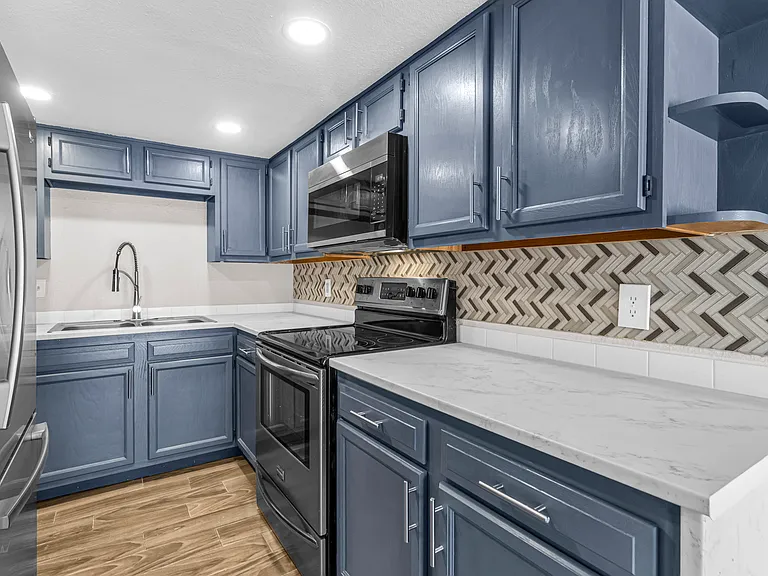 1828 W Tuckey Ln — Photo 6