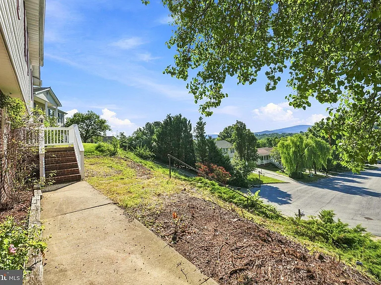 1183 River Bend Ct — Photo 2