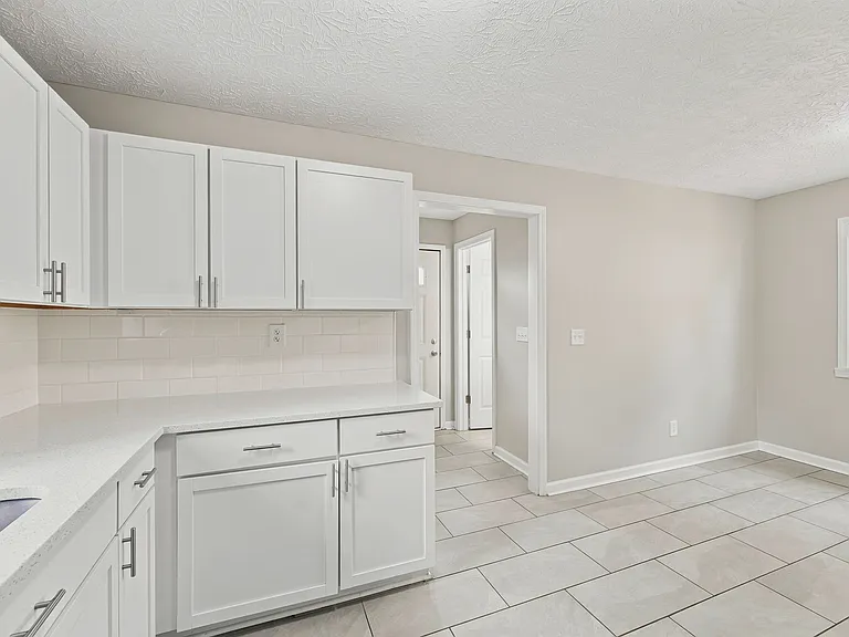 902 Warren Ave — Photo 13