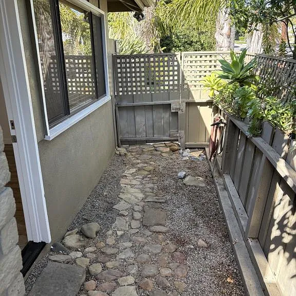 521 E Arrellaga St #1 — Photo 6