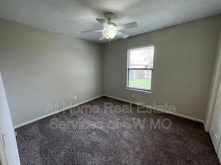 609 E Sunset St — Photo 11