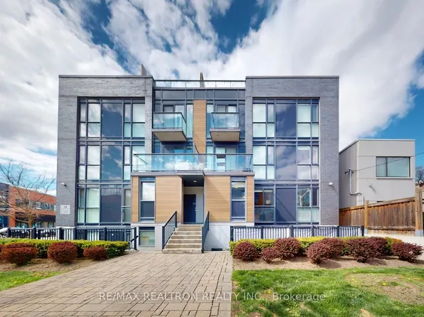 58 Macaulay Ave #402, Toronto, ON M6P 3P6