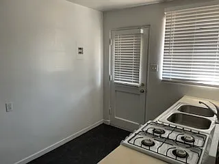 Charming & Totally Updated 1 Bedroom Apartment Downtown — Photo 35