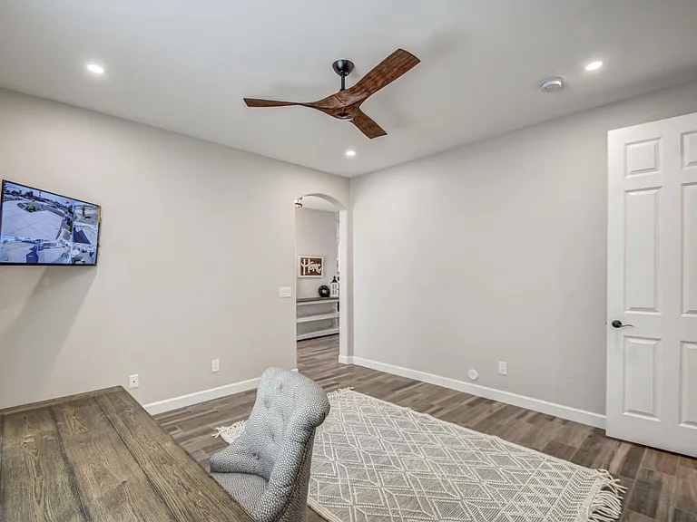 3216 E Sunnyside Ln — Photo 28