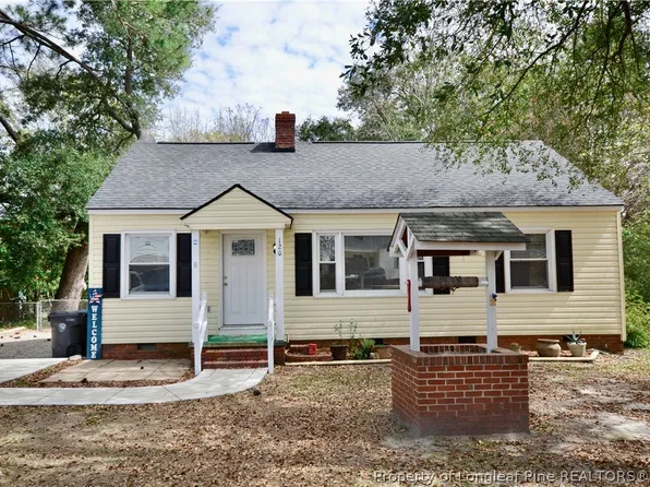120 N Wright St, Raeford, NC 28376