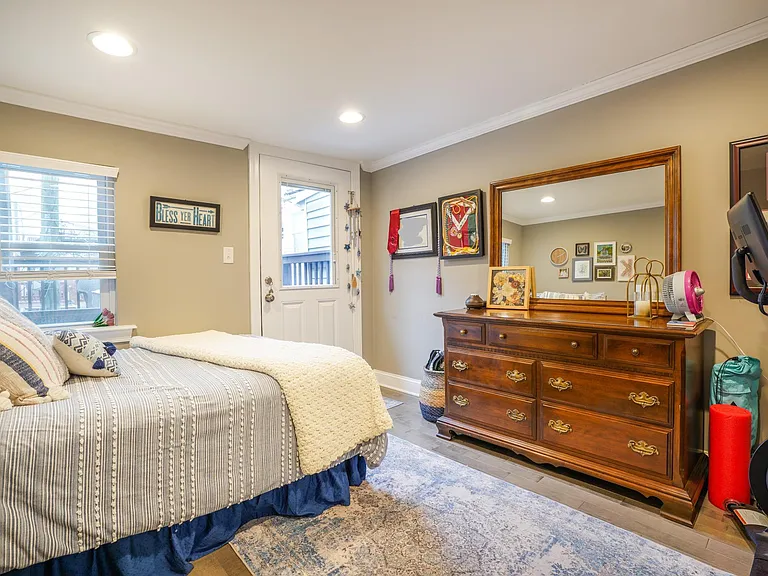 22 E Heath St — Photo 11