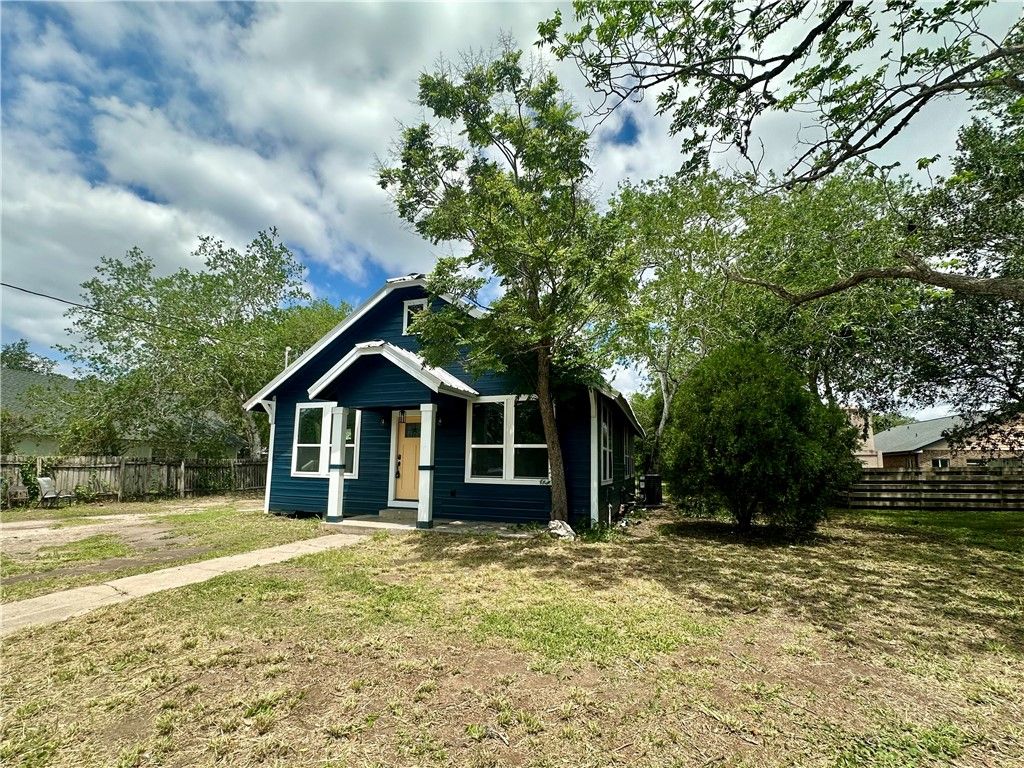 Apartment in Beeville, Bee - View 2