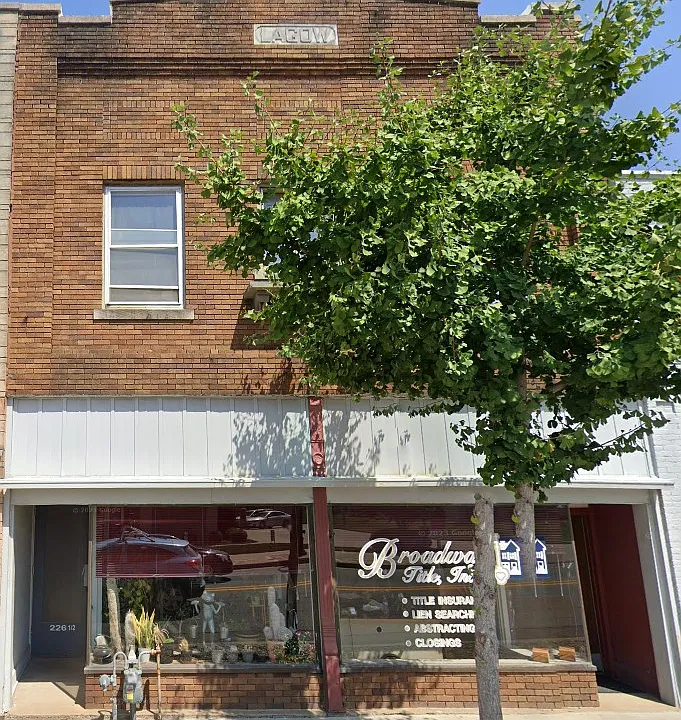 226.5 W Broadway Ln #1