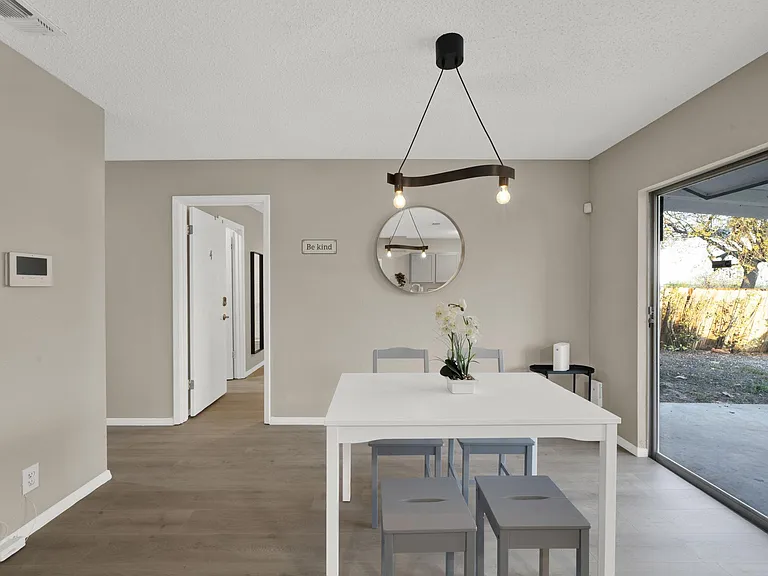 dinning room with 4 seats